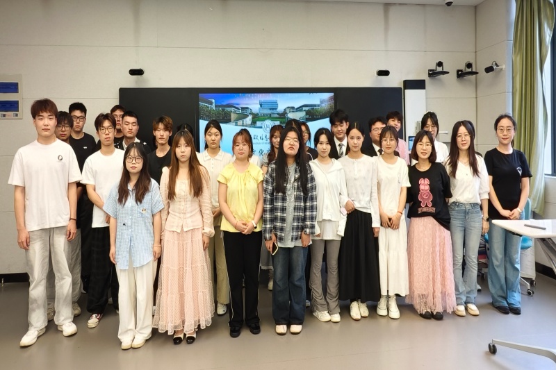 图1为校赛选拔赛评委与选手合影_副本.jpg