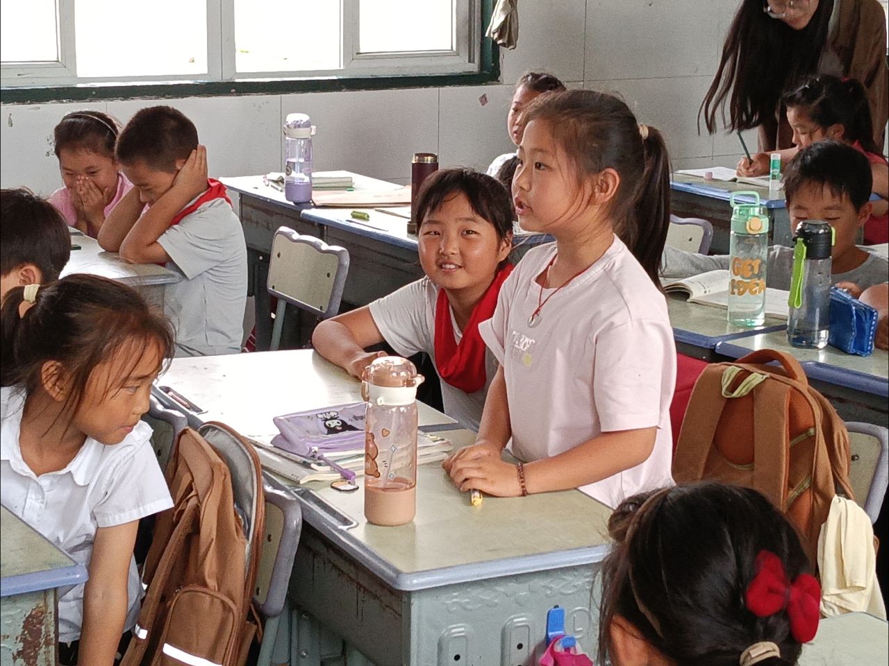 图为 学生积极回答问题.jpg