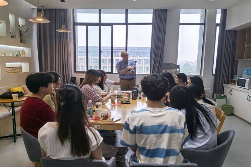 图为 Russell与同学们互动.jpg