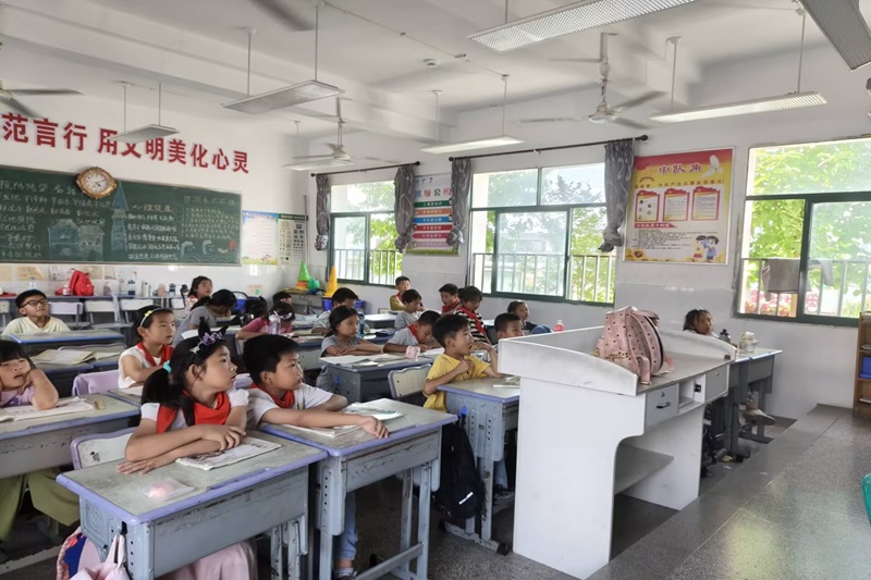图为 同学上课认真听讲.jpg