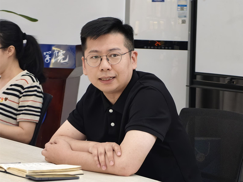 图为邓辰讲话.jpg