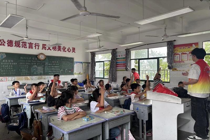 同学们积极互动.jpg