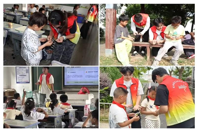 志愿者引导同学们.jpg