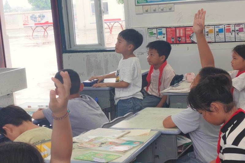 图为 同学积极互动.jpg