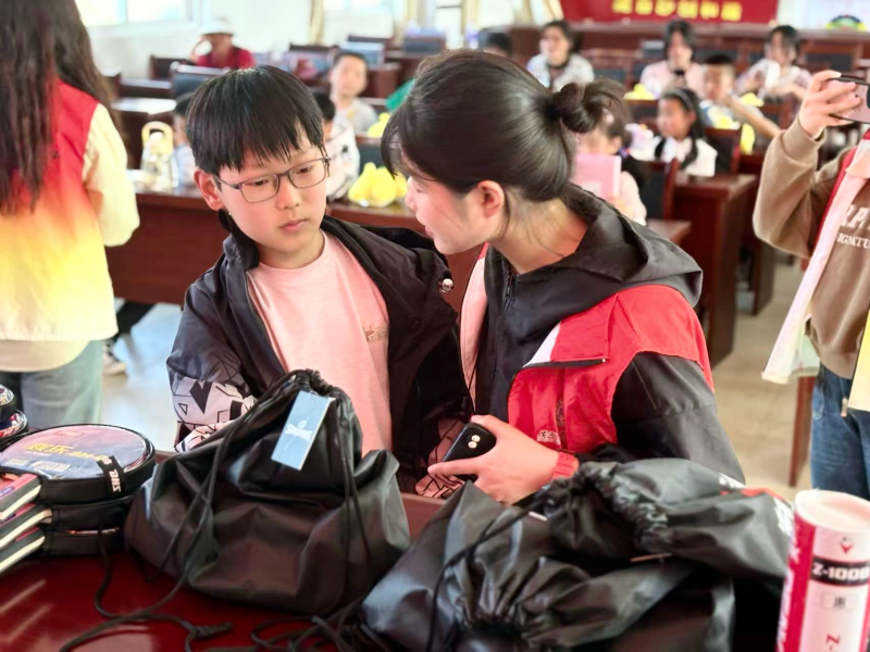 图为苗佳佳参与志愿服务活动_副本.png