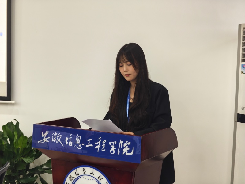 图为程欣主持通识教育与外国语学院学生委员会换届暨表彰大会_副本.jpg