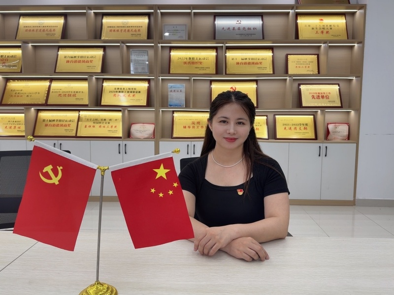 陈娜同志工作照_副本.jpg