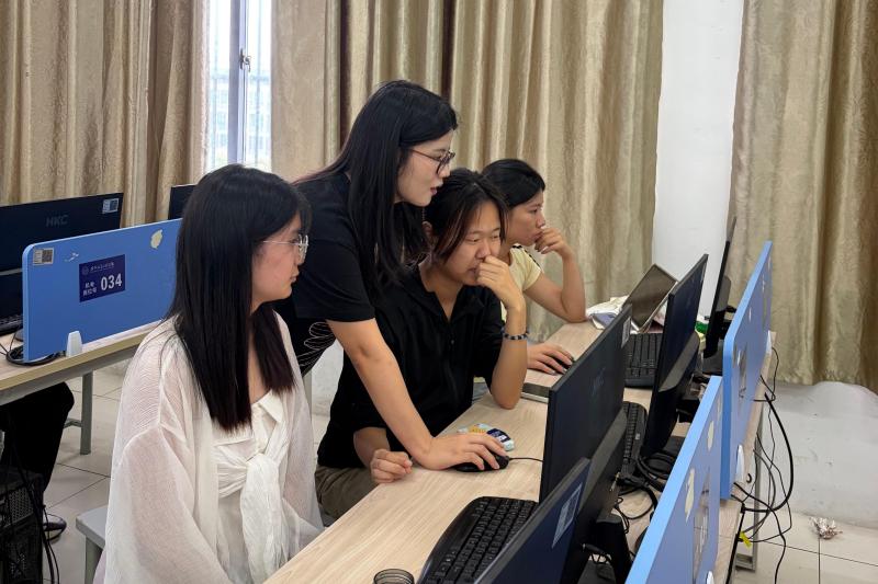 图为教师对学生进行针对性实训指导(1)(1).jpg
