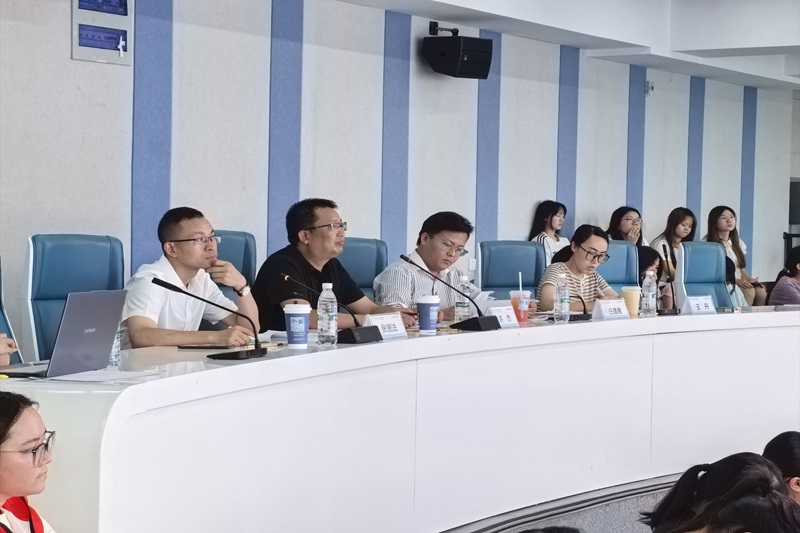 图为 各位评委观赛.jpg