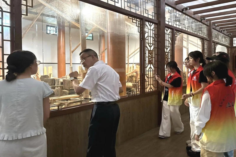 团队成员参观非遗生产工坊_副本.jpg