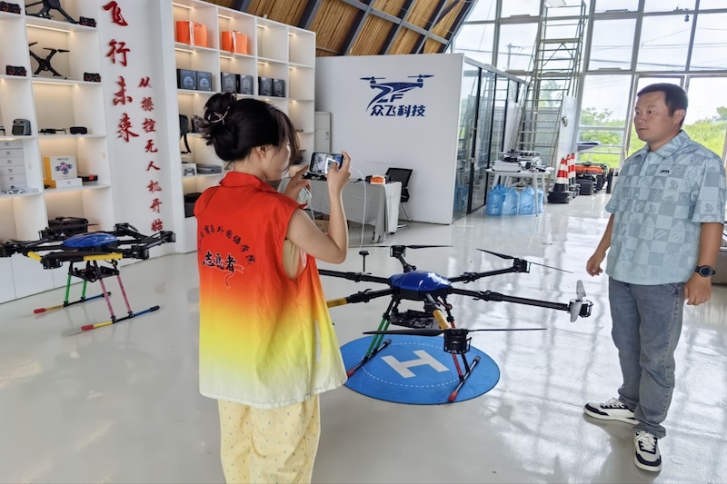 图：团队成员在长丰县无人机基地开展宣传片取景摄制工作.jpg
