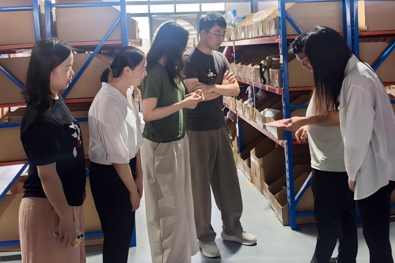 教师们实地观摩跨境电商选品流程1.jpg