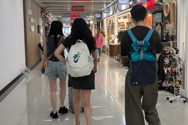 教师们实地观摩跨境电商选品流程2.jpg