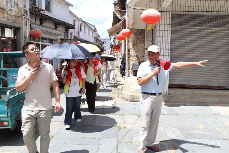 图为胡乐镇副书记带领实践团实地踏勘胡乐古村,介绍古镇文旅资源概况.jpg