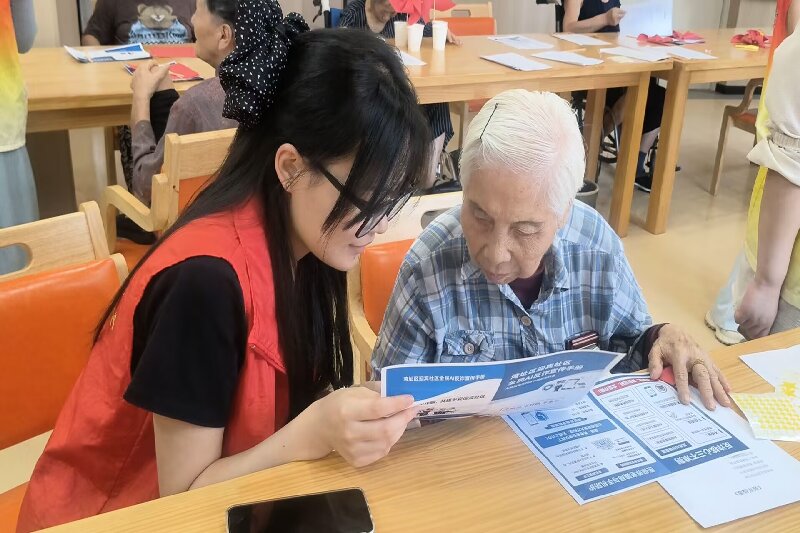 图为 志愿者为老人开展反诈科普与陪伴服务实拍.jpg