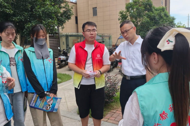 图为指导老师与队员们进行活动事项安排.JPG