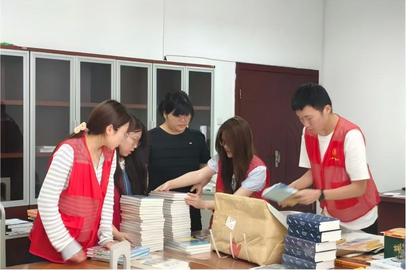 图为志愿者开展图书清点、分类整理工作.jpg