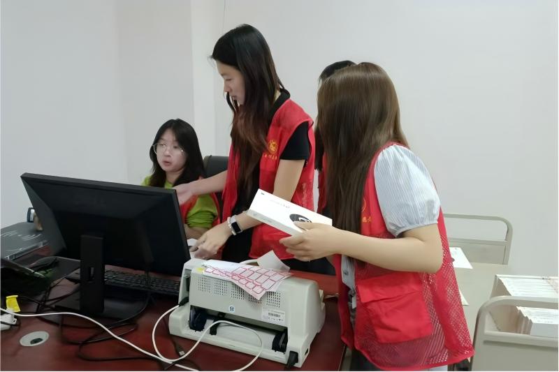图为志愿者进行图书信息录入登记.jpg
