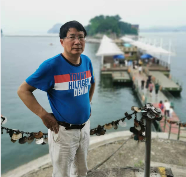 张明望生活照副本.png