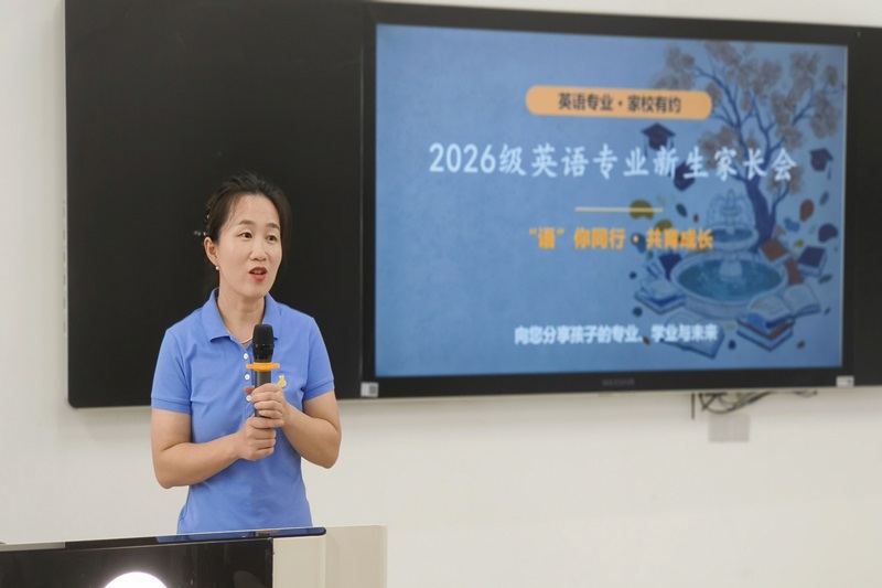 (图为 唐静老师介绍专业相关内容).jpg
