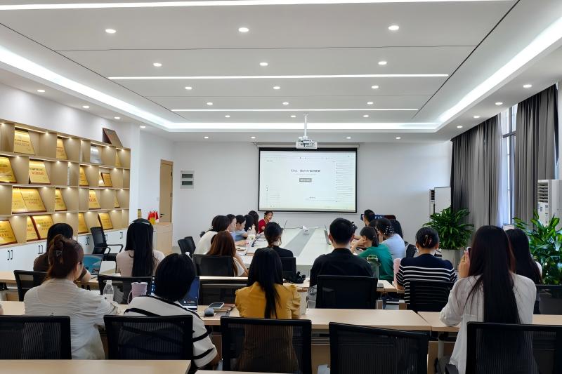 图5为教研室教师参会听讲.jpg