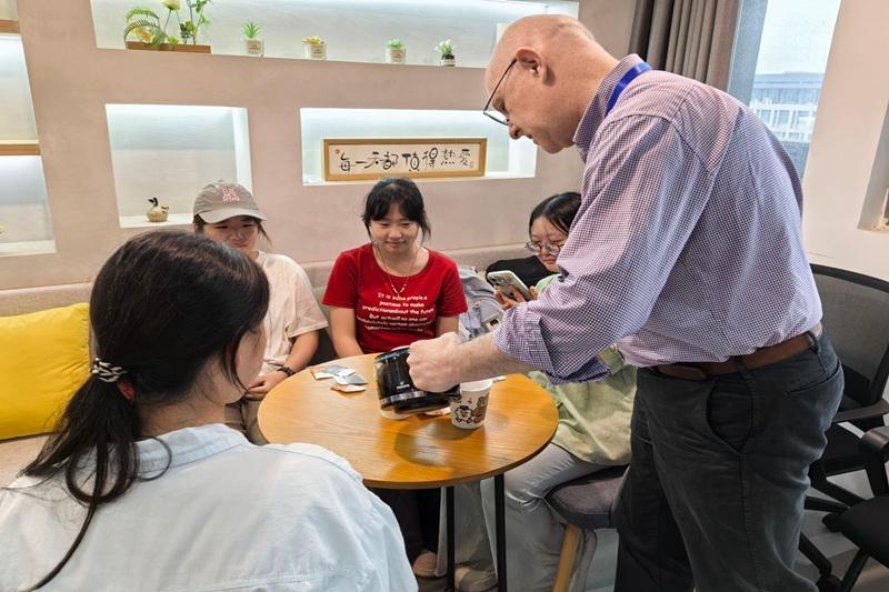 图为 Russell给新生倒咖啡.jpg