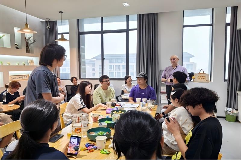 图为 Russell与同学面对面交流.jpg