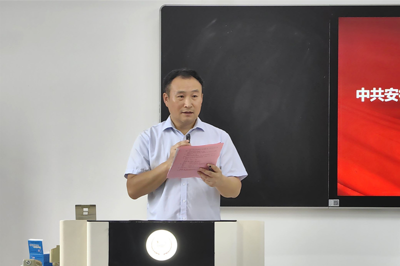 图为孙立作报告.jpg