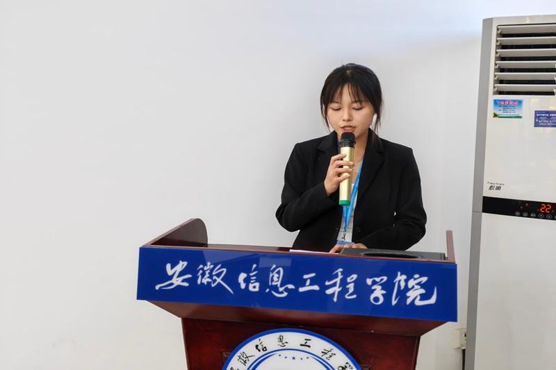 图为 程欣主持.jpg