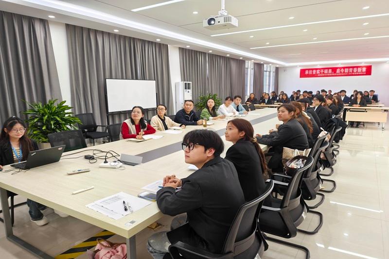 图为 观看工作回顾视频.jpg