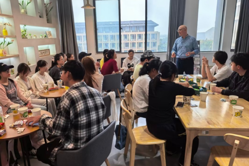 图为 Russell与学生们交谈.jpg