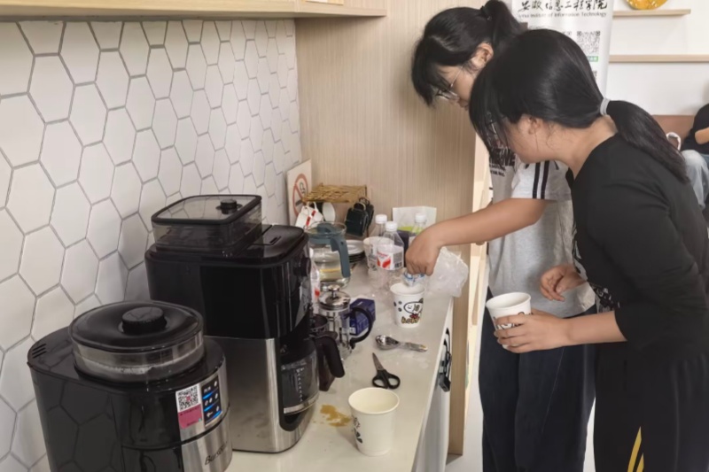 图为 学生们自己尝试磨咖啡.jpg