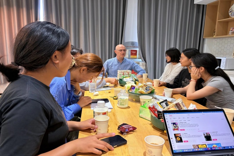 图为 Russell倾听同学们的想法.jpg