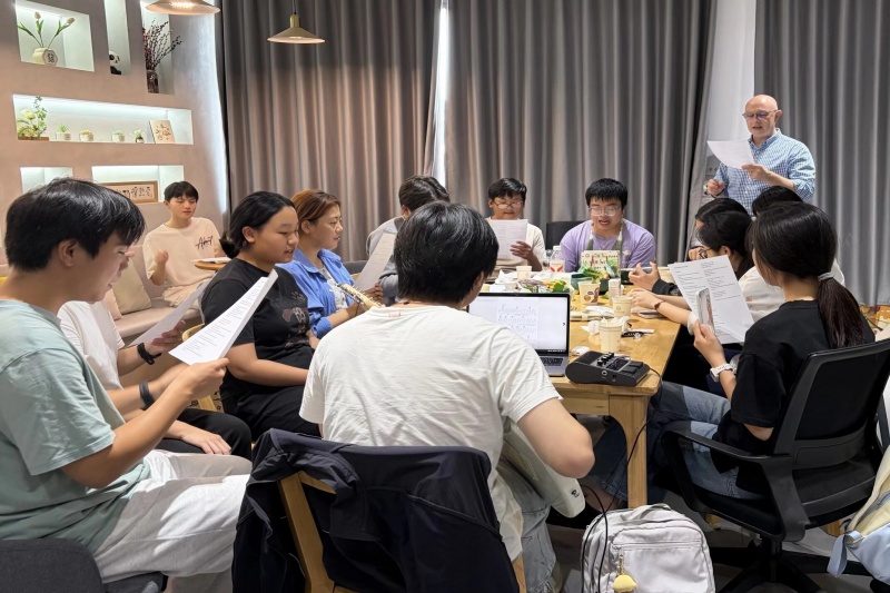 图为 Russell和同学们一起唱歌.jpg
