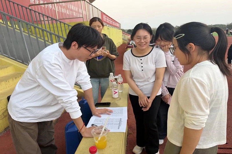 图为 高圆奎安排活动.jpg
