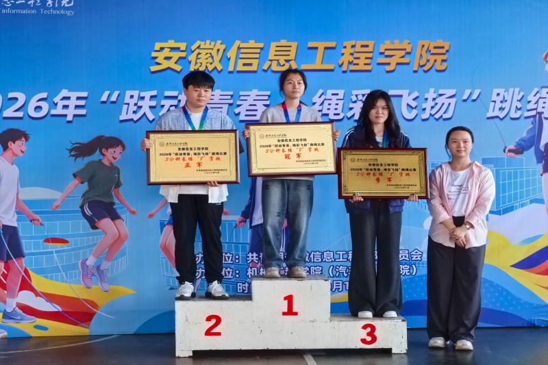 图为 通识学院学生领奖.jpg