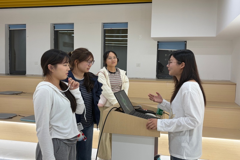 图为 同学们积极互动.jpg