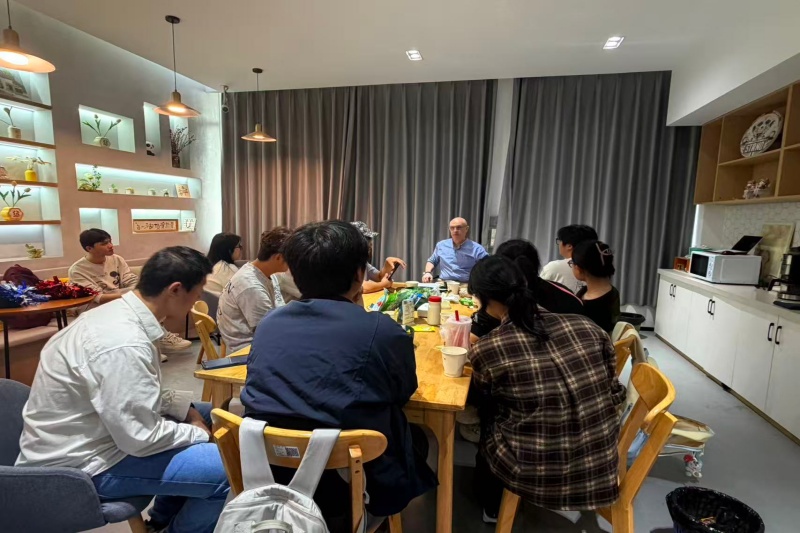 图为Russell倾听同学们的发言.jpg