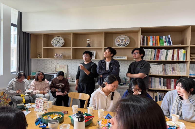 图为同学们发表观点.jpg