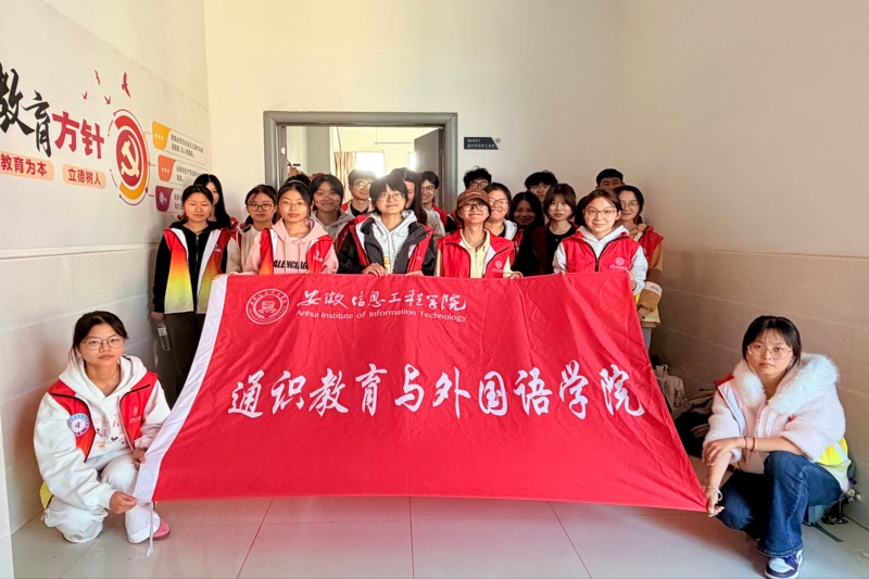 图为仓库整理完成后志愿者合影.jpg