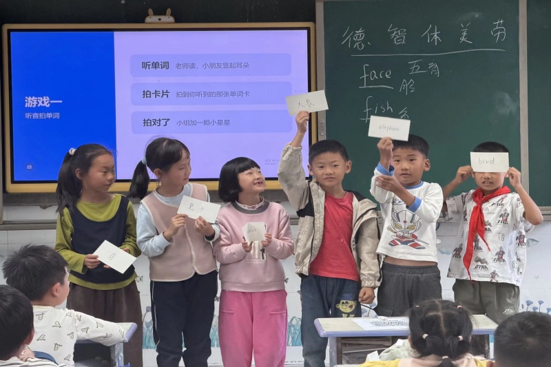 图为小朋友们积极参与互动.jpg