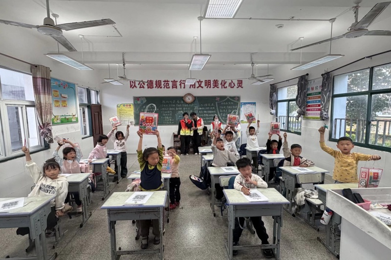 图为小朋友们收到礼物.jpg