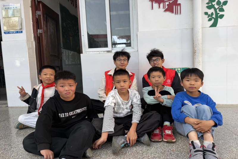 图为志愿者们与小朋友们合影留念.jpg
