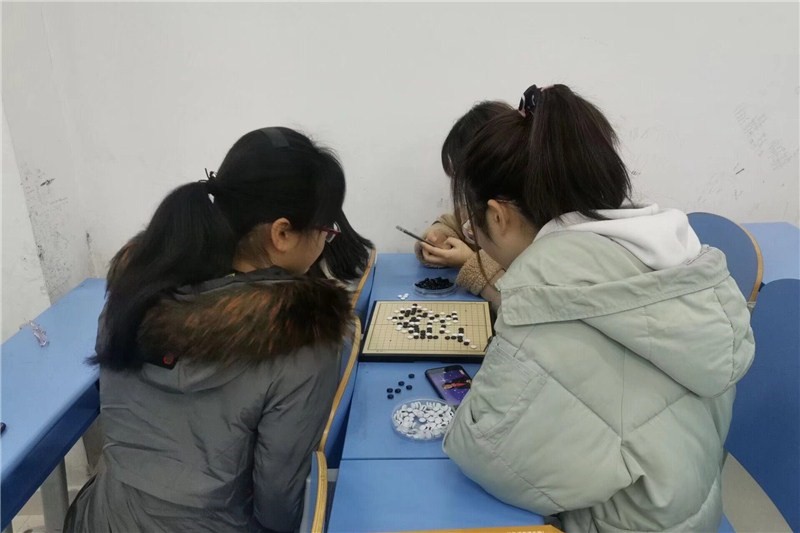 学生围棋对弈.jpg 学生围棋对弈.jpg
