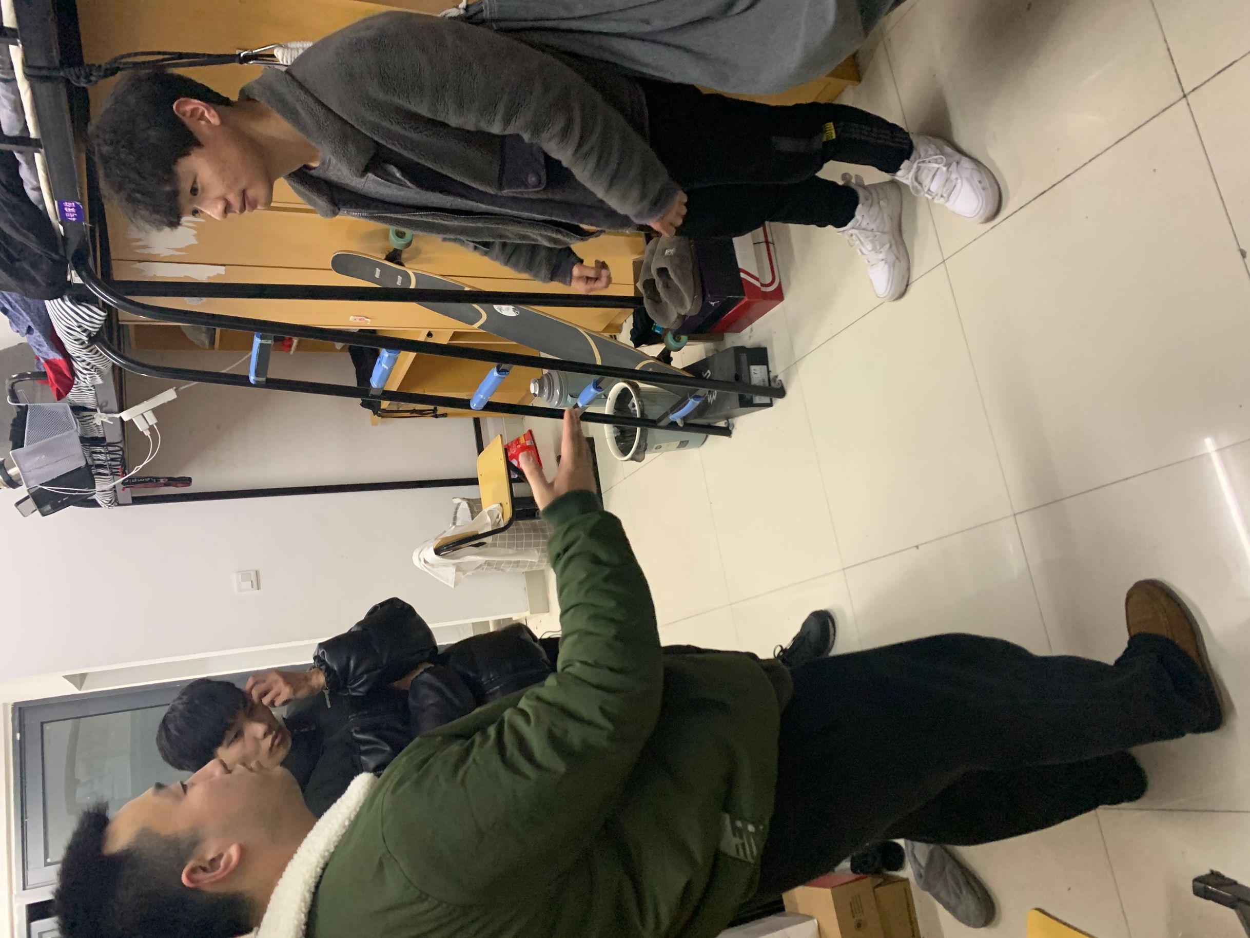 图为辅导员走访学生寝室.jpg 图为辅导员走访学生寝室.jpg