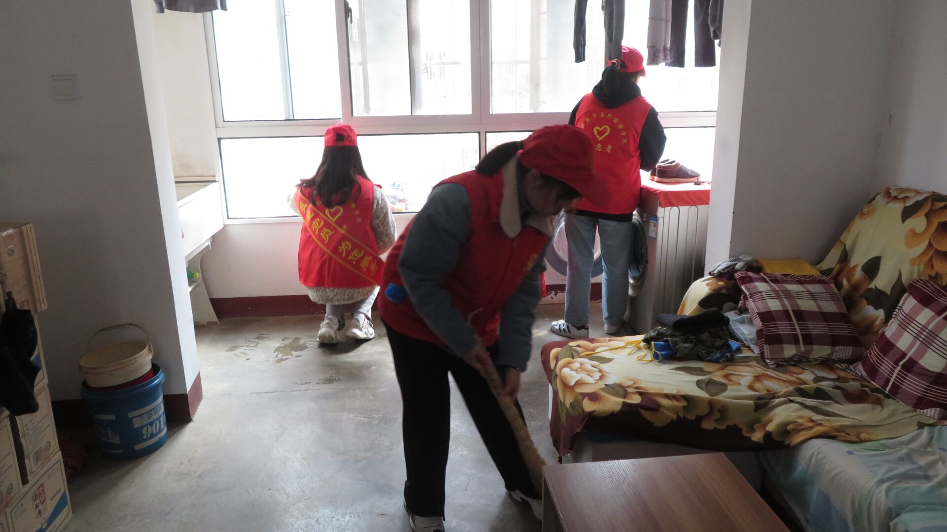 图为志愿者们给张道才爷爷家打扫卫生.jpg 图为志愿者们给张道才爷爷家打扫卫生.jpg