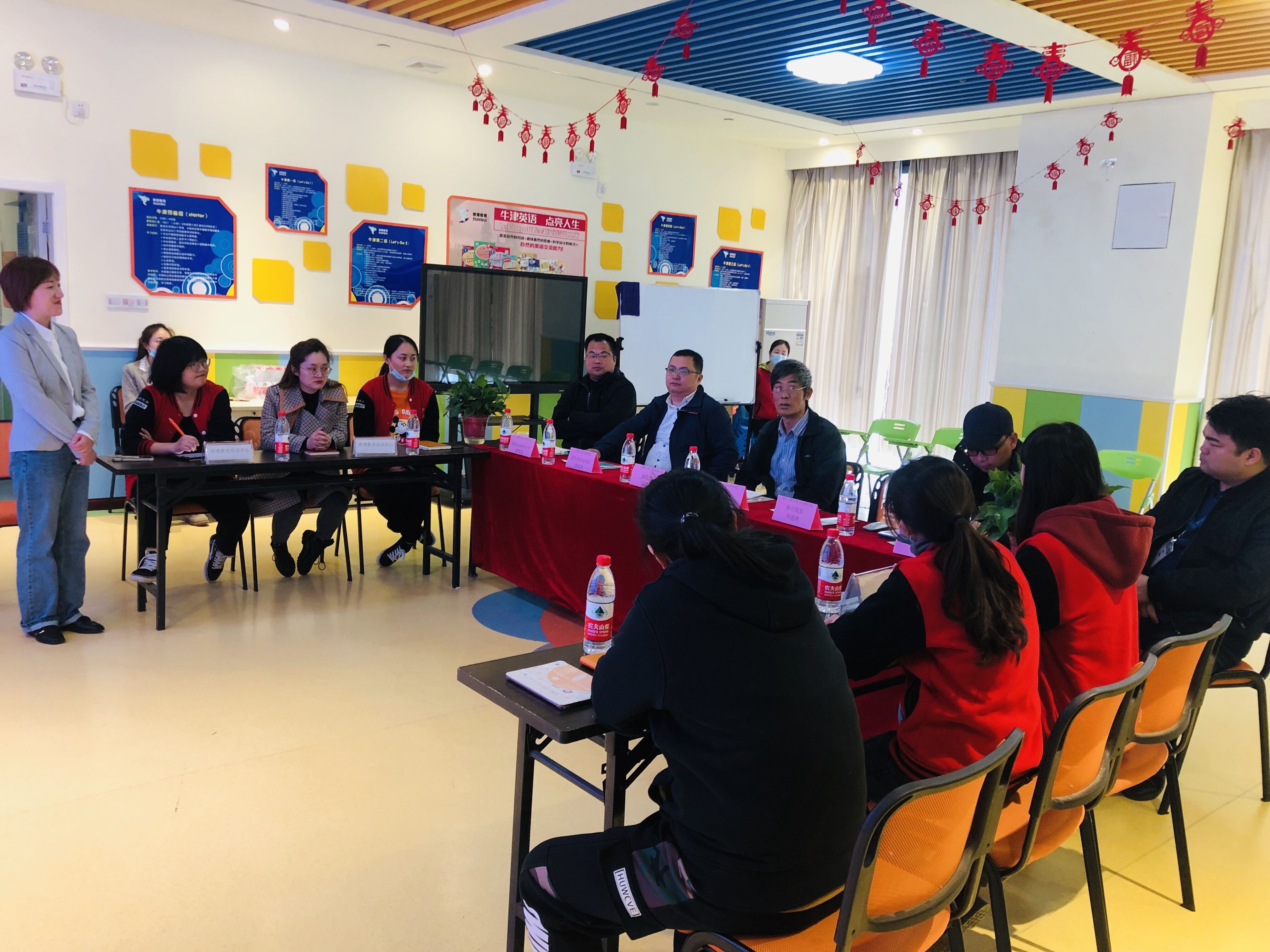 图为王彬副校长与实习学生、企业负责人座谈.jpg 图为王彬副校长与实习学生、企业负责人座谈.jpg