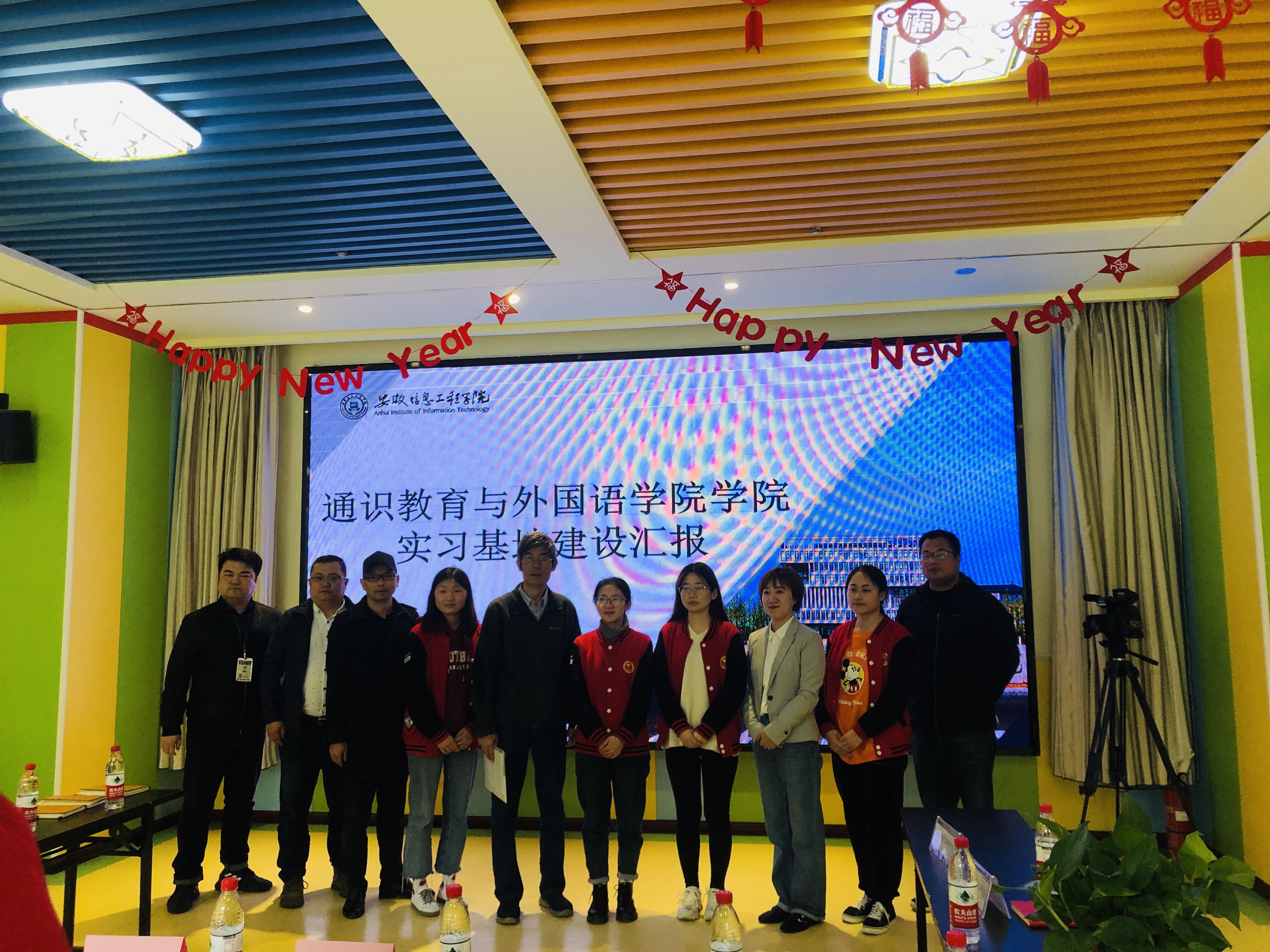 图为王彬副校长与实习学生、企业代表合影.jpg 图为王彬副校长与实习学生、企业代表合影.jpg