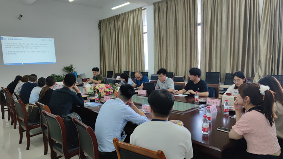 图为座谈会现场.jpg 图为座谈会现场.jpg