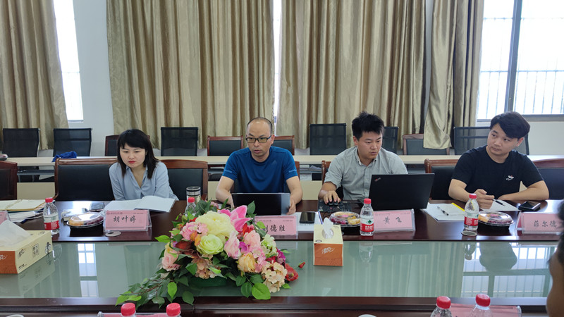 图为刘德胜院长就产学研深度合作与企业代表交流.jpg 图为刘德胜院长就产学研深度合作与企业代表交流.jpg